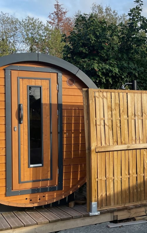 Pod de glamping en forme de tonneau en bois moderne avec terrasse et portail à la maison d'hôtes Le Petit Moulin, Pouzauges