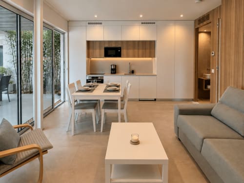 Moderno apartamento diáfano en Baiona con comedor, cocina, sofá y acceso a terraza en el hotel Holibai