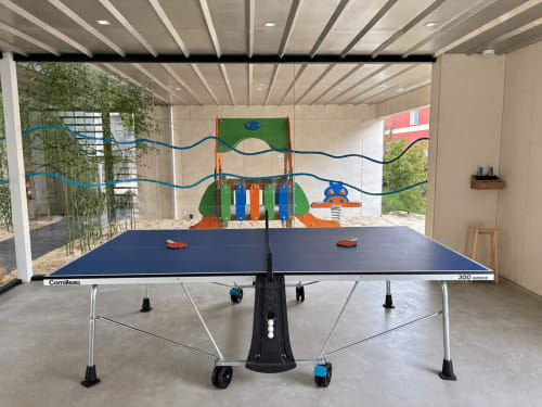 Mesa de ping pong en sala de jardín cubierta de Holibai Baiona con vistas al área de juegos a través de puertas de cristal