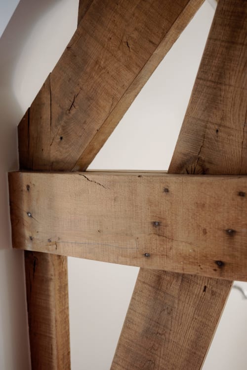 Rustic wooden ceiling beams with metal fasteners at Castanea Business & Suites apartment in Merelbeke, Belgium