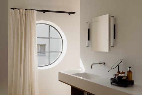 Modern bathroom in Studio Fabienne at Castanea Business & Suites, Merelbeke featuring circular window, white sink, and