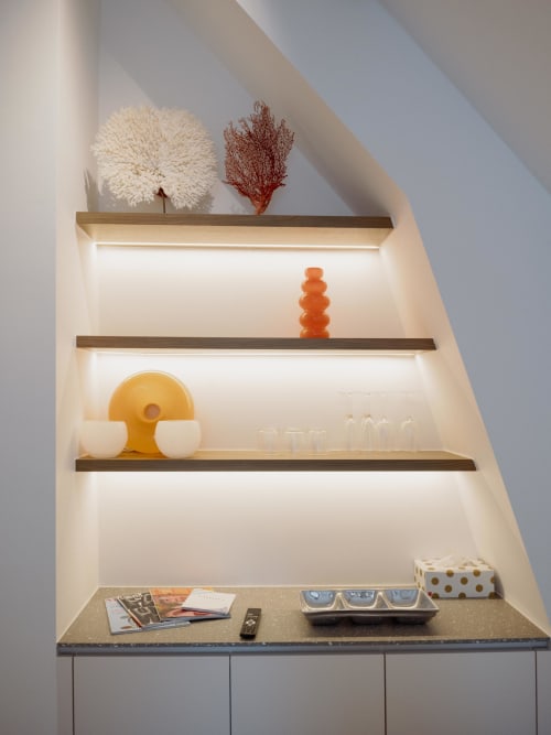 Modern built-in shelving with decorative items in Studio Fabienne apartment at Castanea Business & Suites, Merelbeke