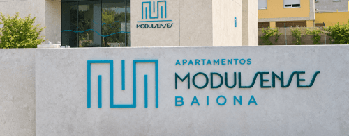 Complejo residencial ModulSenses en Baiona con señalización turquesa moderna y arquitectura contemporánea