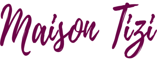 Logo stilizzato Maison Tizi in caratteri viola per le eleganti suite del bed and breakfast a Fiumicino Roma