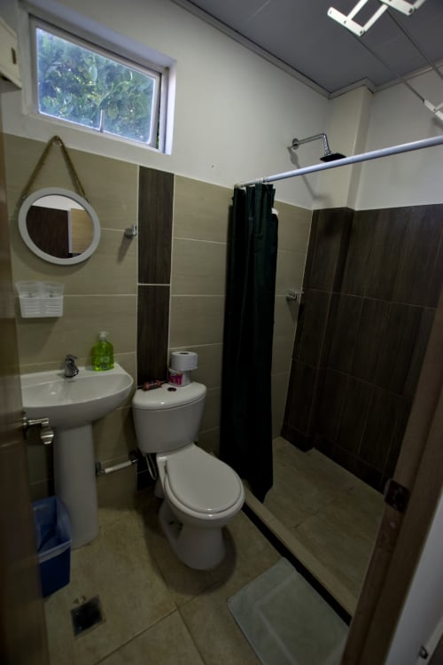 Baño moderno en apartamento Vamos pa San Andrés Isla con ducha, inodoro y lavamanos en San Andrés, Colombia