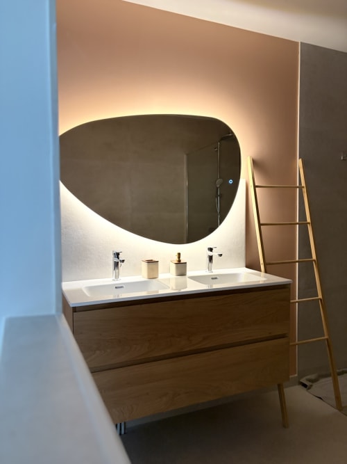Vasque de salle de bain moderne avec double lavabo, miroir courbe rétroéclairé et boiseries à La cour des Agapanthes, Bain