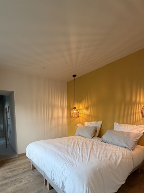 Chambre double moderne avec mur d'accent jaune à La cour des Agapanthes, Bain de Bretagne