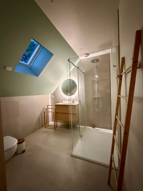 Salle de bains moderne à La cour des Agapanthes, Bain de Bretagne, avec douche à l'italienne, meuble vasque en bois et puits de lumière