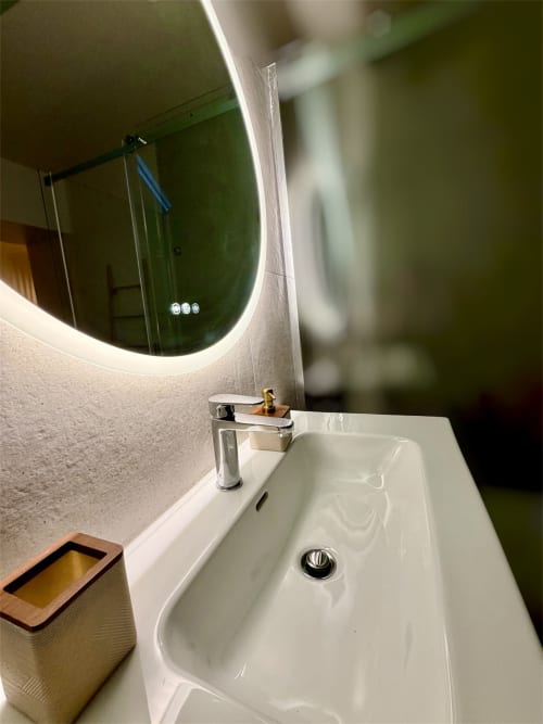 Lavabo moderne avec miroir illuminé à La cour des Agapanthes, Bain de Bretagne