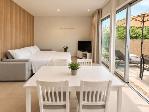 Apartamento ModulSenses en Baiona con comedor accesible, cama y terraza con vistas al jardín