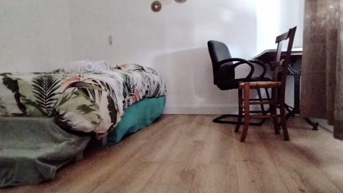 Quarto aconchegante na Maison de Barlest com cama, escrivaninha e piso de madeira