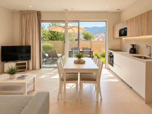 Moderno apartamento en Baiona con cocina abierta, comedor, sala de estar con TV y terraza con vistas a las montañas y zona de descanso al aire libre