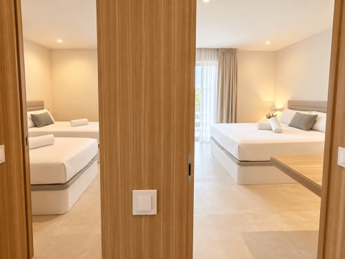 Dos dormitorios modernos con separadores de madera en el apartamento Holibai ModulSenses en Baiona, España
