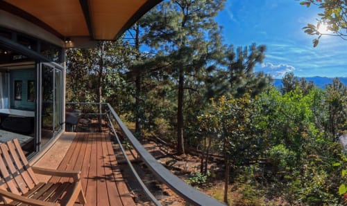 Balcón con vista a la montaña Sento SanMa, terraza de madera, bosque y picos distantes en San Mateo Rio Hondo
