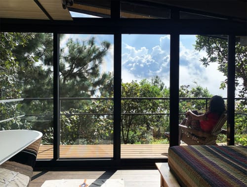 Balcón con vista a la montaña de la suite Queen Loft en Sento SanMa, con terraza de madera, palmeras y vistas al cielo