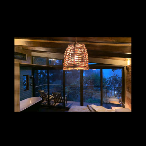 Comedor moderno en el hotel Sento SanMa con lámpara colgante tejida y ventanales que dan vista al Río Hondo San Mateo