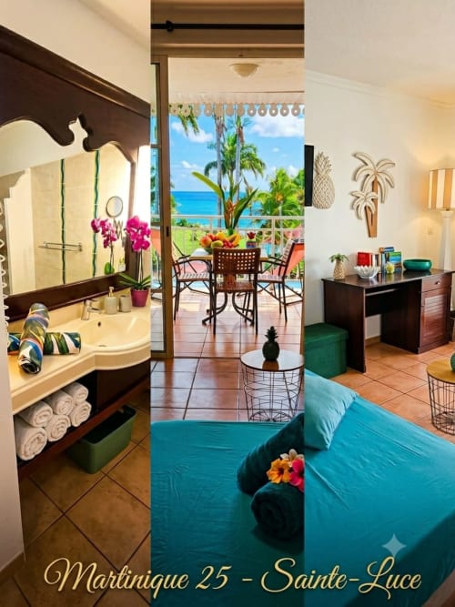 Chambre d'appartement face mer à la Martinique avec terrasse vue océan, literie turquoise, salle de bain moderne et décor tropical chez TI