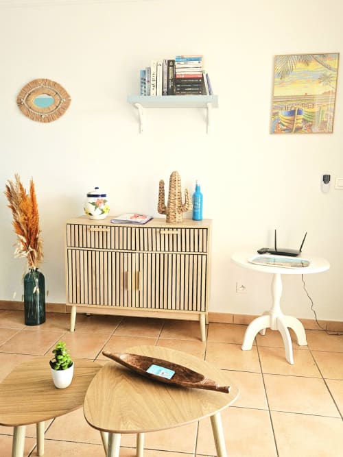 Séjour de l'appartement Ti Oasis Trinidad avec mobilier moderne, décoration côtière et vue sur mer à Sainte-Luce