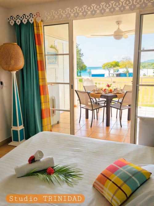 Chambre Ti Oasis Trinidad, studio avec vue mer, rideaux colorés et accès terrasse à Sainte-Luce, Martinique