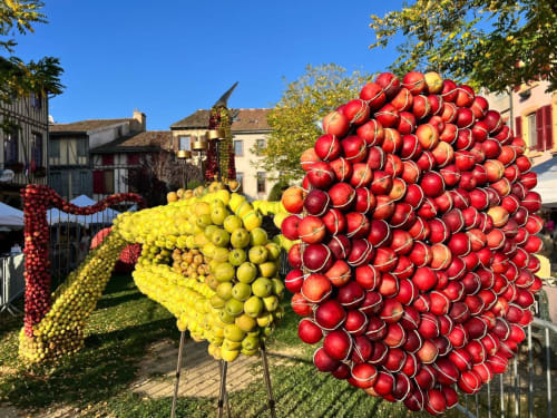 Riesige Obst-Skulpturen mit roten Äpfeln und gelben Zitronen auf dem Dorfplatz von Mirepoix im Domaine de Bize