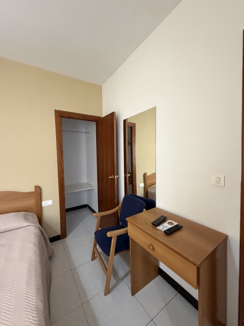 Habitación doble con cama y escritorio en el Hotel JM El Emigrante, Villanueva de la Serena