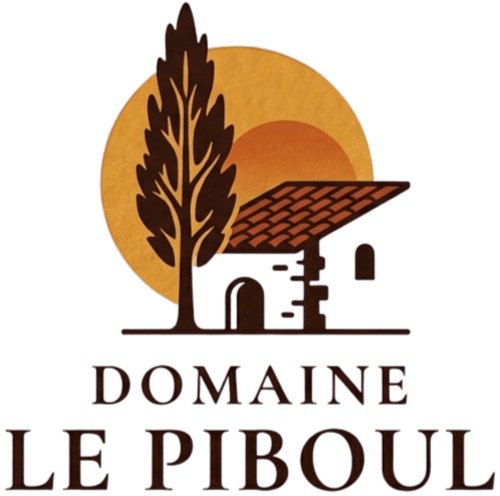 Domaine Le Piboul Logo mit rustikalem Cottage, Baum und Sonne, Gästehaus Fontcouverte