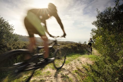 Ciclistas de montaña en sendero cerca del hospedaje AL Penaferrim Sintra en S. Pedro de Sintra, Portugal