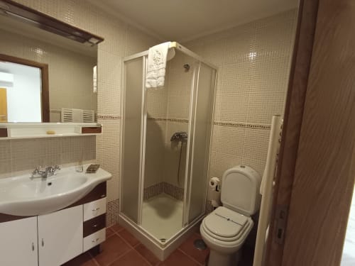 Banheiro moderno com box de chuveiro, toilete e pia na Quinta d'Areda Wine&Pool Experience em Fafe, Portugal