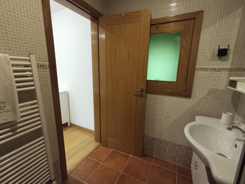 Banheiro moderno na Quinta d'Areda Wine&Pool Experience em Fafe com portas em madeira, pia, toalheiro aquecido e moldura verde
