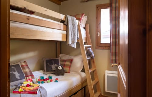 Lits superposés en bois dans l'appartement du chalet Les étoiles de la plagne, La Plagne Tarentaise, avec jouets et décoration montagne