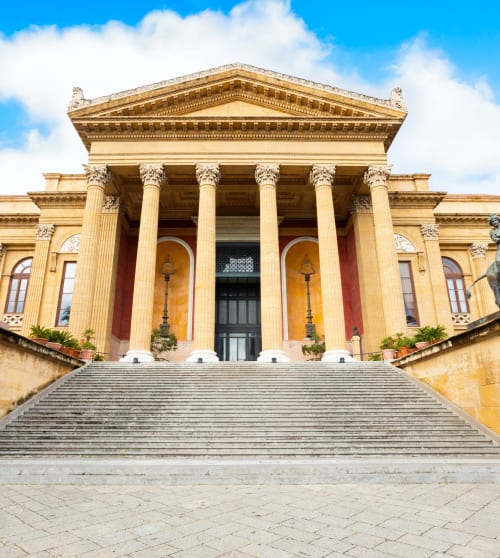 Maestoso museo neoclassico con portico colonnato a Palermo, vicino al BnB del Parlamento