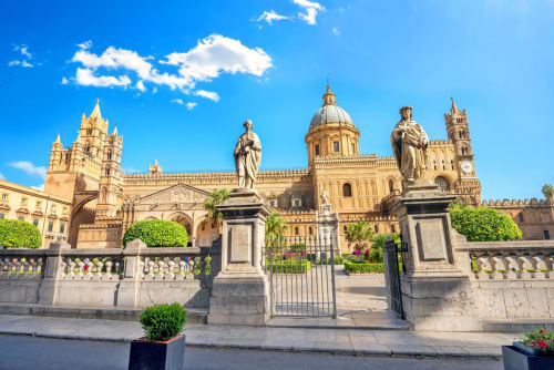 Cattedrale di Palermo con statue storiche e architettura barocca, vicino al BnB del Parlamento in Sicilia