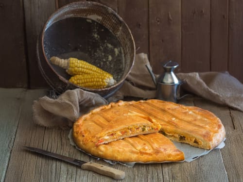 Cornbread recién horneado con maíz y cerámica tradicional en el hostal A Casa do Boi en Covas, Ames, España