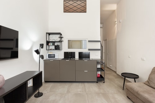 Monolocale moderno presso LM Apartments Pavia con TV, zona lavoro e vista sulla città