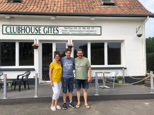 Trois clients devant la Clubhouse Gîtes à Beussent, France, avec terrasse de jardin et zone de repas en plein air