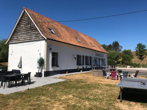 Gîtes Clubhouse à Beussent, façade blanche, toiture en terre cuite, patio avec mobilier extérieur et ping-pong