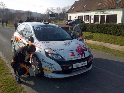 Voiture de rallye aux logos de sponsors garée à Clubhouse Gîtes à Beussent, France, dans un cadre champêtre