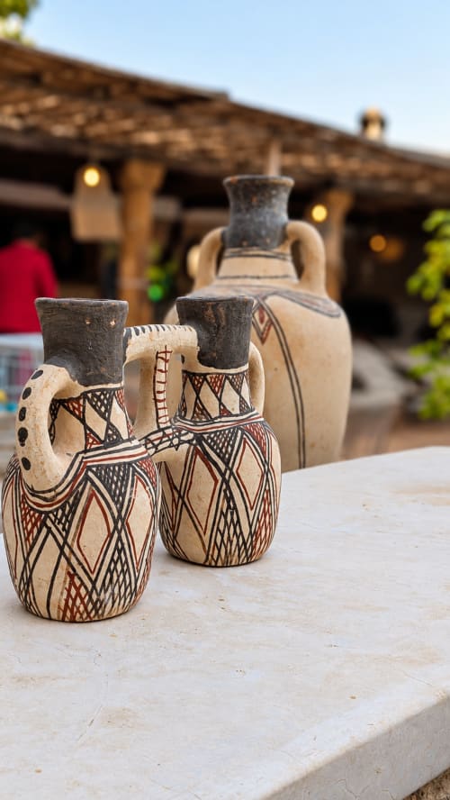 Poteries traditionnelles exposées à l'hôtel spa Eucalyptus Ethnic à El Ghazouane, Maroc