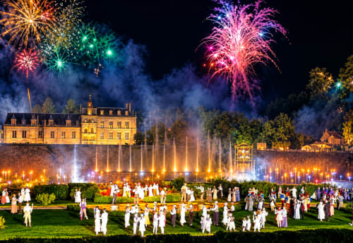 Grande célébration avec feux d'artifice, fontaines et invités à l'événement du château Le Petit Moulin à Pouzauges, France