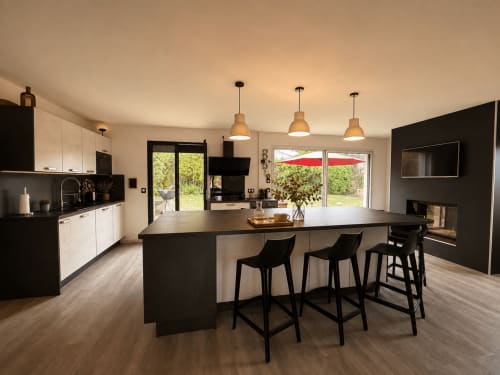 Îlot de cuisine moderne avec bar à Villa Alba d'ARLOÉ, La Rochelle, au design noir et blanc
