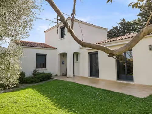 Villa Alba à ARLOÉ, La Rochelle : villa moderne blanche avec terrasse, pelouse verte et olivier