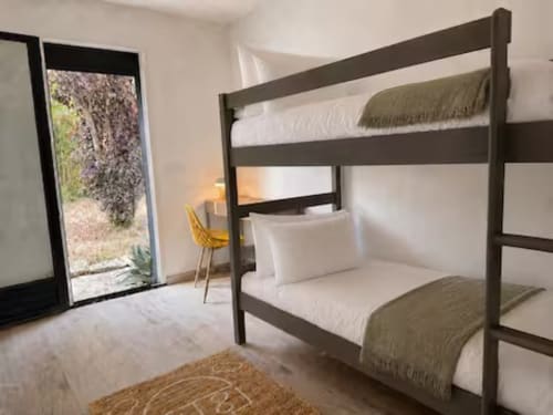 Lits superposés aux cadres vert olive et literie blanche à la Villa Alba, hôtel ARLOÉ, La Rochelle