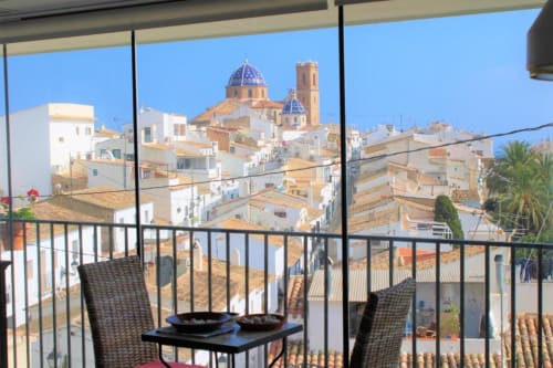 Vista desde el balcón del Hostal Fornet: edificios encalados y catedral de cúpula azul de Altea