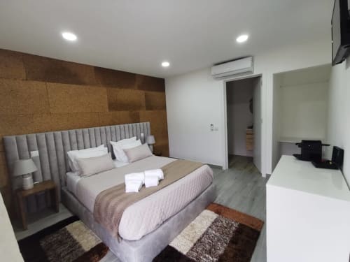 Quarto moderno da Villa Alzira em Seia com cama queen, parede de cortiça, TV de tela plana e vista para as montanhas