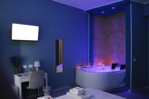Suite moderna presso U Baruni b&b a Messina con vasca idromassaggio illuminata, scrivania e TV a schermo piatto