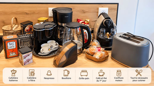 Sélection de cafetières à l'hôtel Le 9 Victor Hugo à Aix-les-Bains : machine Nespresso, bouilloire et grille-pain