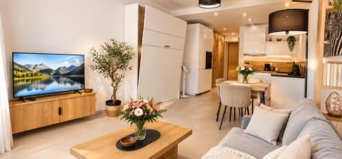 Studio moderne au 9 Victor Hugo à Aix-les-Bains avec séjour, cuisine équipée, télévision et espace repas