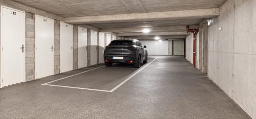 Parking souterrain du 9 Victor Hugo à Aix-les-Bains avec voiture noire sur place numérotée
