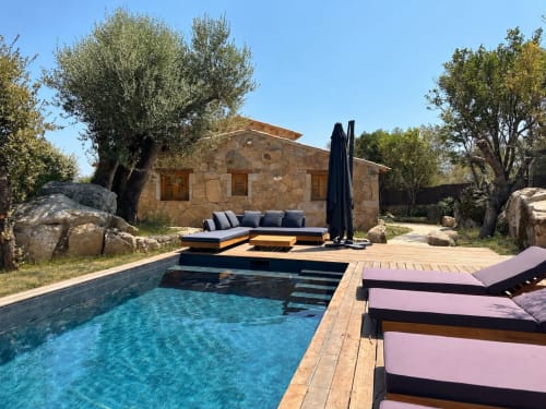 Piscine privée et espace détente à la villa Casa Di I nostri à Porto-Vecchio, avec maison en pierre et oliviers