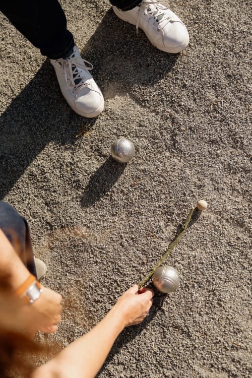 Terrain de pétanque dans le jardin de La Grange, Val D'Izé, France 